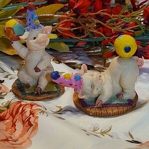 Beach Party Pigs New in excellent condition figurines Miniatures